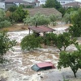 Les précipitations à Volos ont atteint 200 mm et 516 mm dans le village voisin de Zagora, situé au pied du mont Pilion, selon le service météorologique national (EMY), qui a recommandé aux habitants de la région de limiter leurs déplacements.